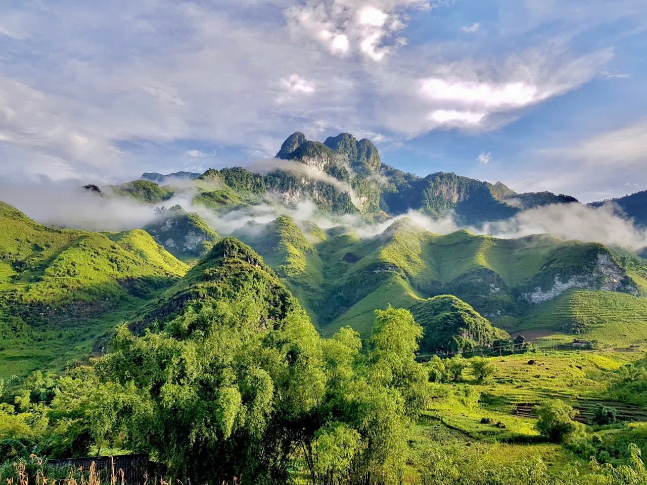 https://mikey-hagiang.hcm.s3storage.vn/media/view-ha-giang-5_1748273065.jpg